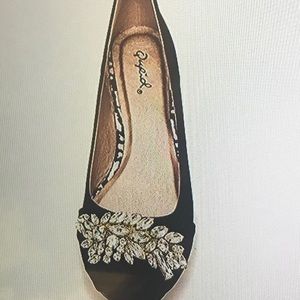 Flat shoe w/rhinestone toe
